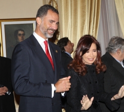 Don Felipe junto a la Presidenta de Argentina, a su llegada a la ceremonia de Declaración de Huespedes Ilustres de Asunción y entrega de las Llaves de